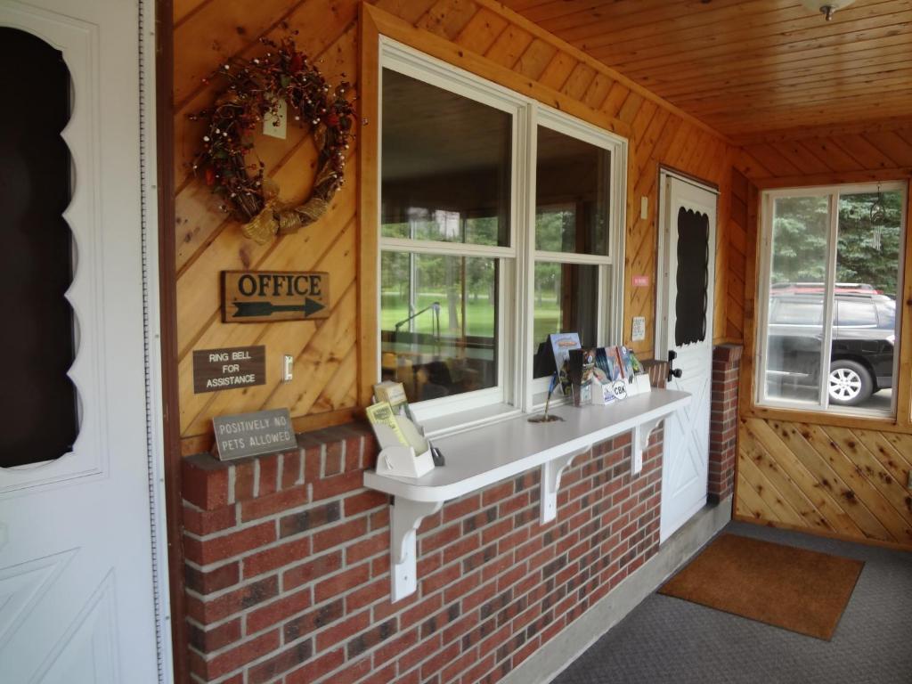 Sullivan Trail Inn & Suites Pocono Lake Экстерьер фото