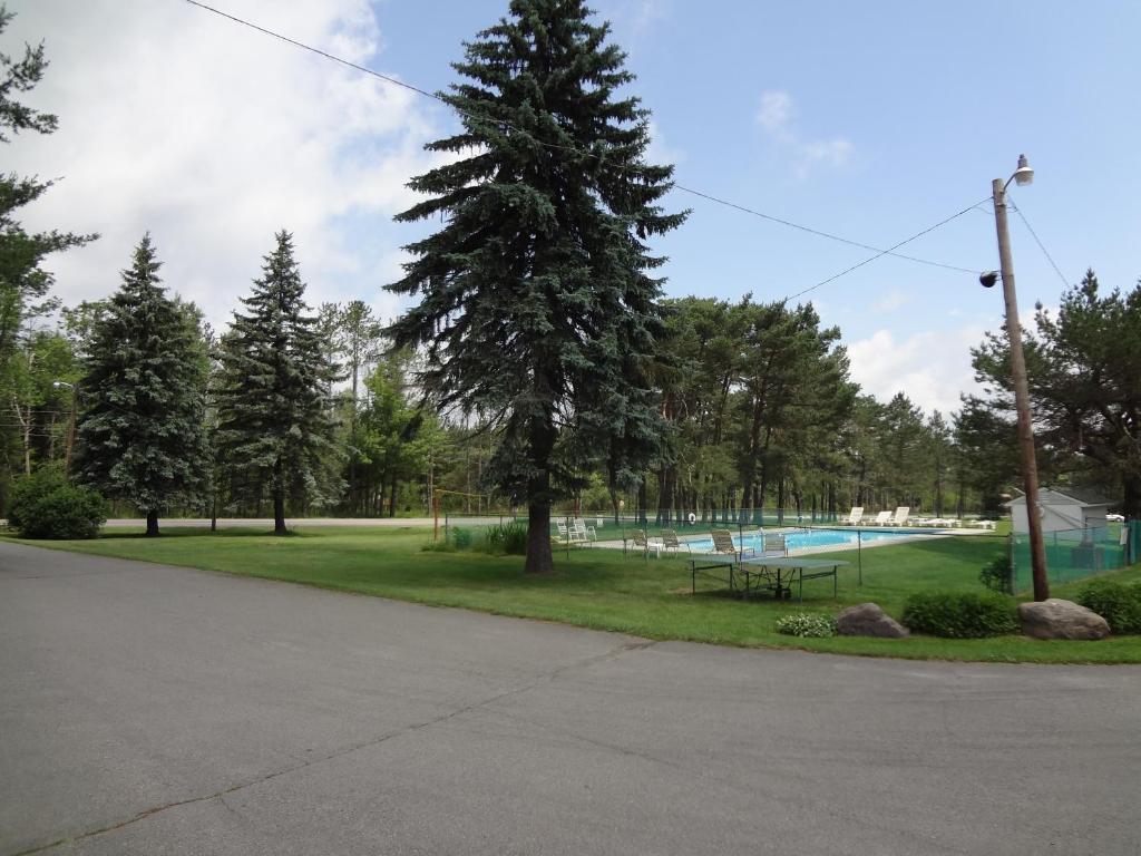 Sullivan Trail Inn & Suites Pocono Lake Экстерьер фото