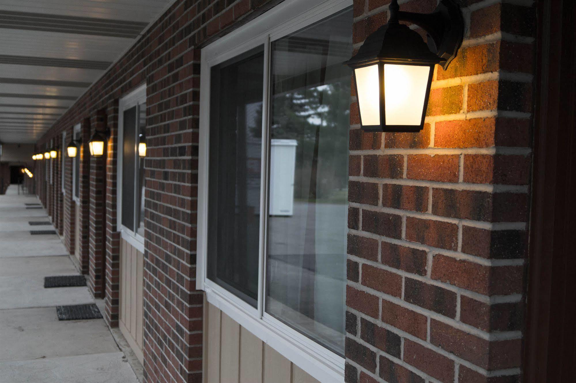 Sullivan Trail Inn & Suites Pocono Lake Экстерьер фото
