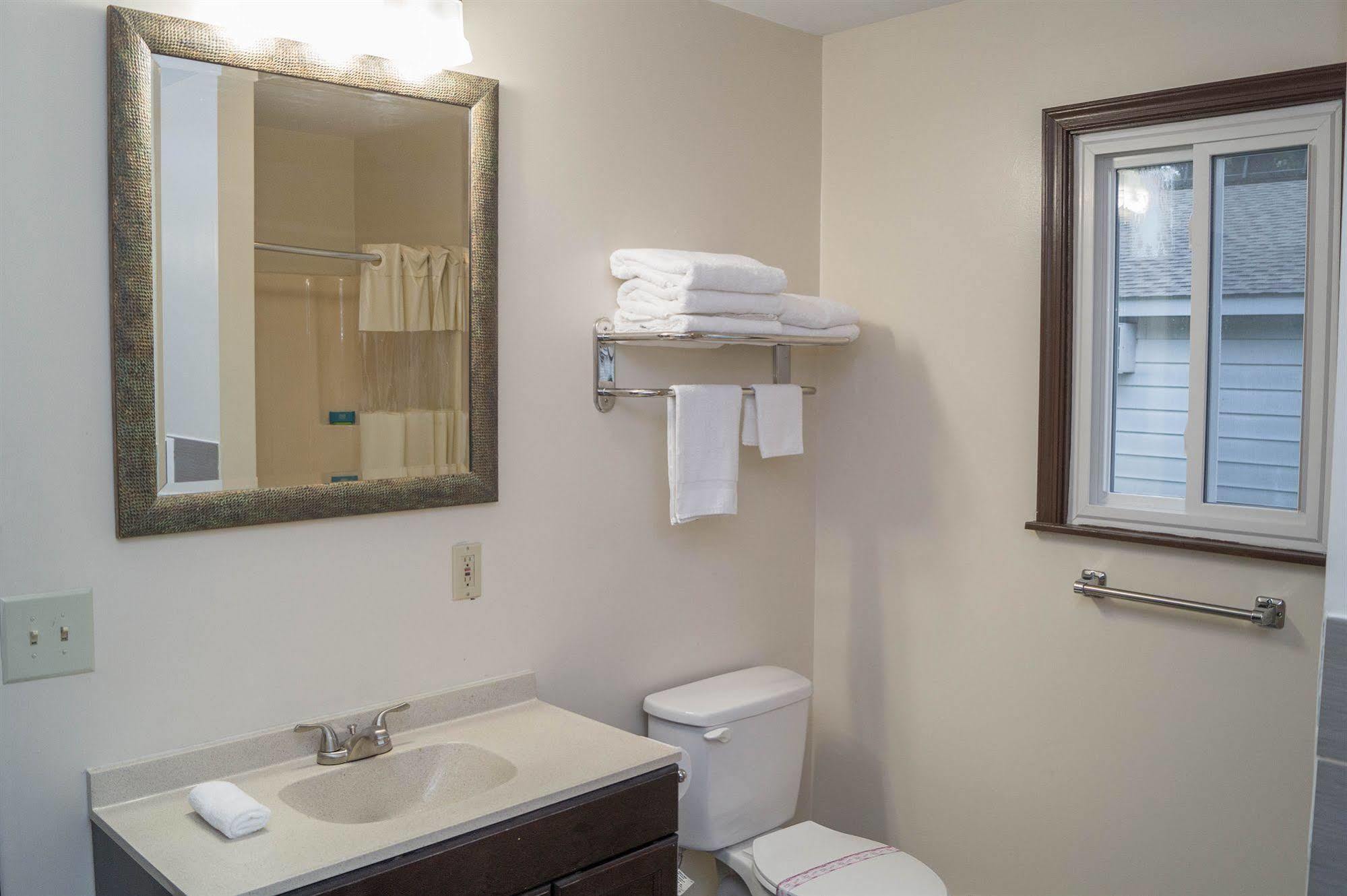 Sullivan Trail Inn & Suites Pocono Lake Экстерьер фото
