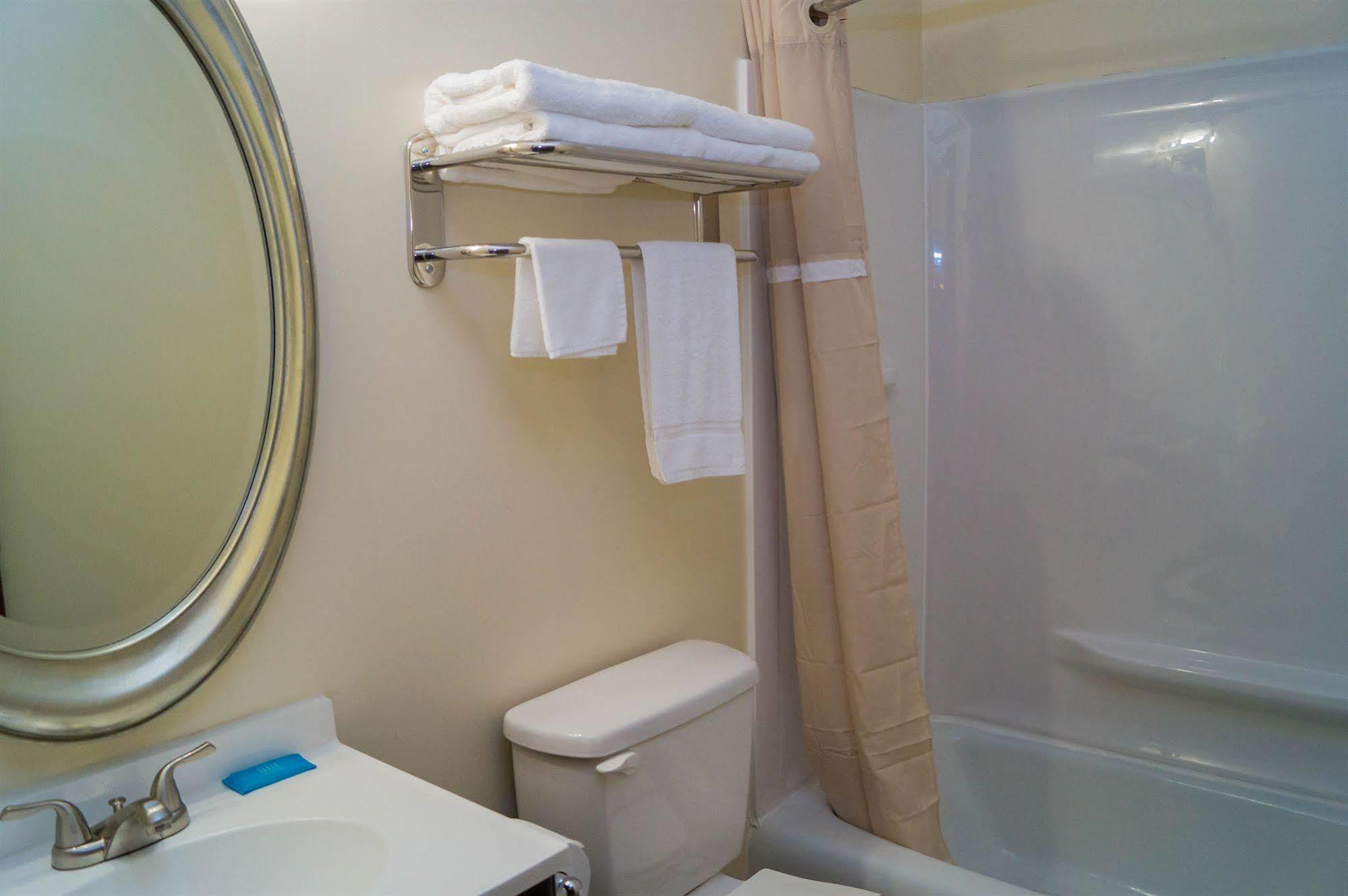 Sullivan Trail Inn & Suites Pocono Lake Экстерьер фото