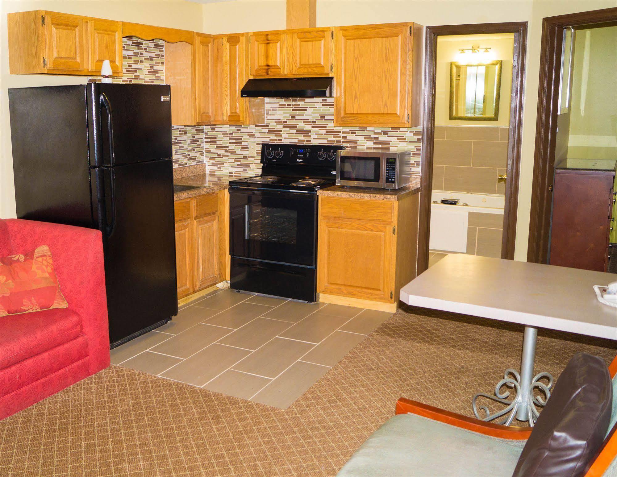 Sullivan Trail Inn & Suites Pocono Lake Экстерьер фото