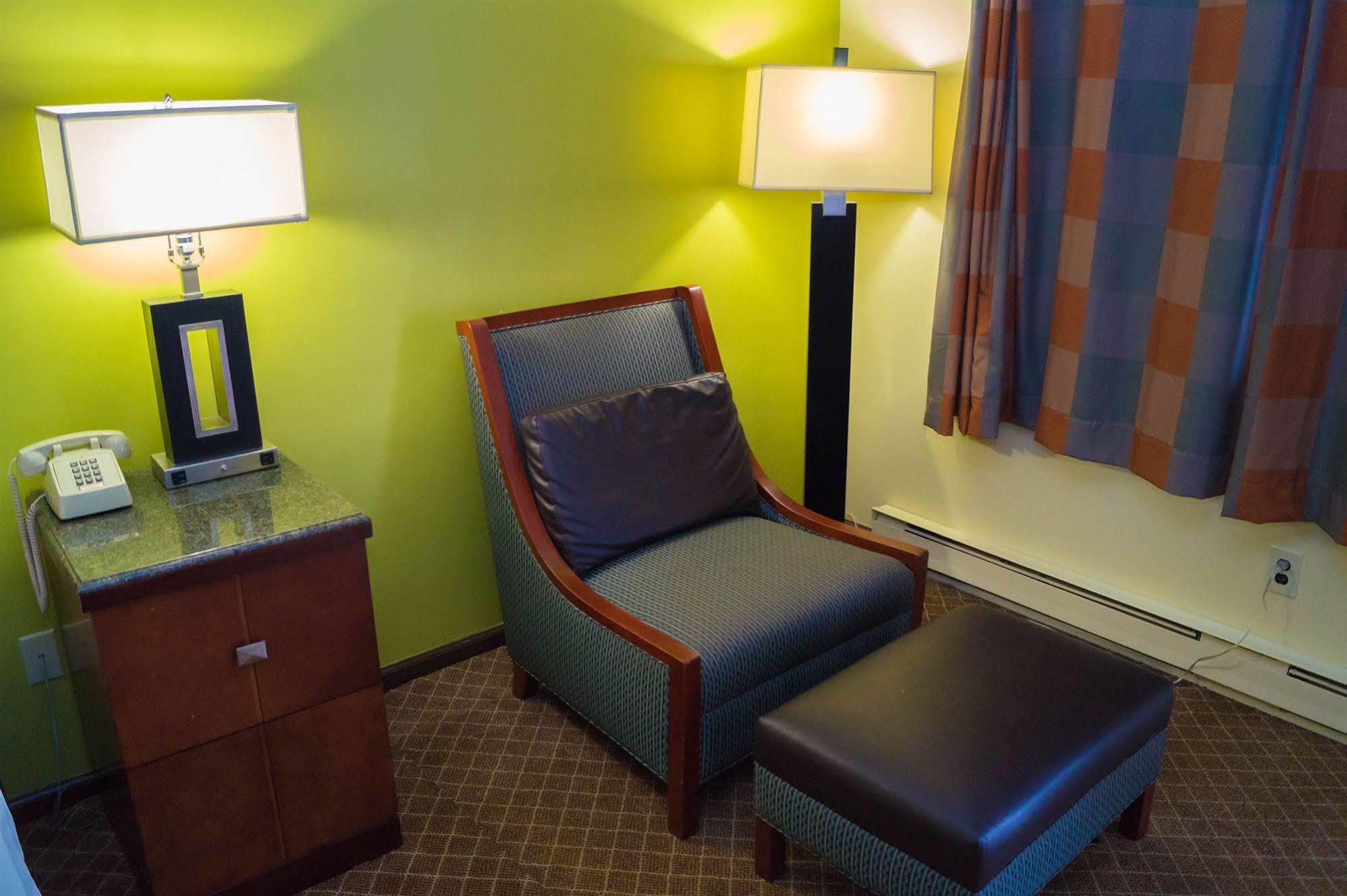 Sullivan Trail Inn & Suites Pocono Lake Экстерьер фото